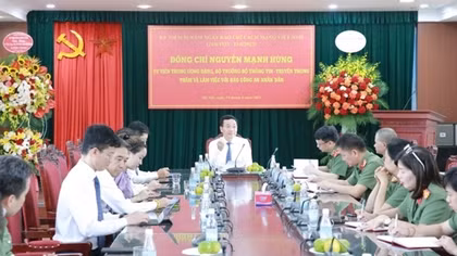 Minister of Information and Communication visits CAND Newspaper on Vietnam Revolutionary Press Day
