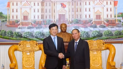 Deputy Minister Nguyen Duy Ngoc visits General Vilay Lakhamphong