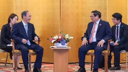 Government chief meets former Japanese PM