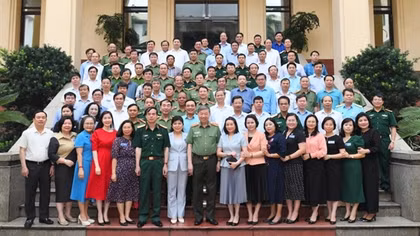 Minister To Lam meets trainees of defense-security refresher course