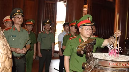 Deputy Minister Nguyen Van Long pays tribute to President Ho Chi Minh