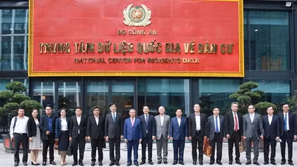 Deputy Minister Nguyen Duy Ngoc shares experience in digital transformation with Lao officials
