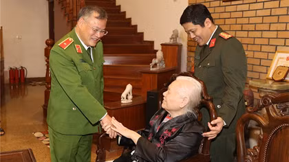 Deputy Minister Nguyen Van Long visits families of late leaders of the Ministry of Public Security