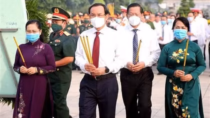 HCM City leaders pay tribute to martyrs ahead of National Reunification Day