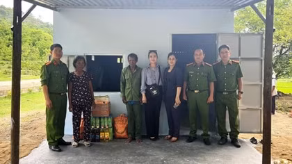 Police at Ninh Thuan Provincial Police Detention Center build homes for needy families