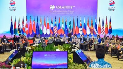 Vietnam attends 30th ASEAN Regional Forum
