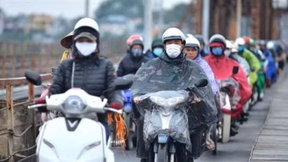 Cold wave grips northern Vietnam before drizzling rain falls