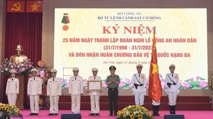 Minister To Lam presents “Fatherland Protection” Order to Public Security Ceremonial Troupe