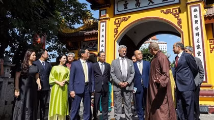 Vietnamese Minister of Foreign Affairs and Indian External Affairs Minister visit pagoda in Hanoi