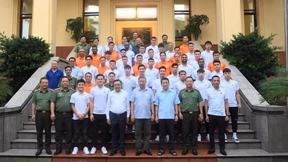 Minister To Lam meets with Hanoi Police Football Club