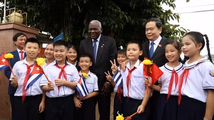 Cuba's top legislator visits historical relics on 50th anniversary of Fidel Castro's visit to Quang Tri