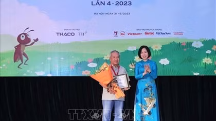 Writer Tran Duc Tien wins "Cricket Knight" Prize 2023