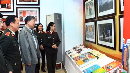 Minister To Lam visits the exhibition "People's Security Guard Force - 70 Years of Victory"