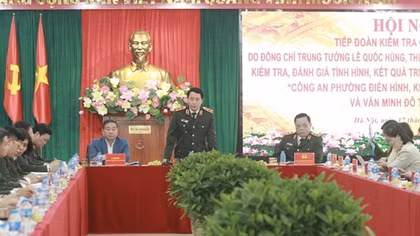 Deputy Minister Le Quoc Hung inspects implementation of the pilot project to build model ward police post