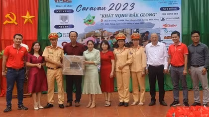 Police offer gifts to students in Dak Glong