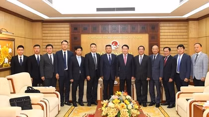 Deputy Minister Le Quoc Hung receives delegation from LMLECC