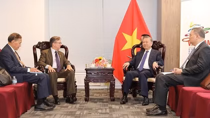 Minister To Lam meets senior official of Boeing in New York