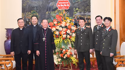 Leaders of Hanoi Archdiocese visit Ministry of Public Security