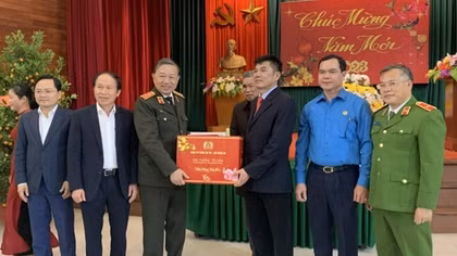 Minister To Lam visits and offers gifts to wounded and sick soldiers