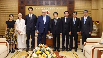 Deputy Minister Luong Tam Quang receives Ambassador Jean-Christophe Peaucelle