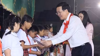 President attends mid-autumn event in Binh Phuoc