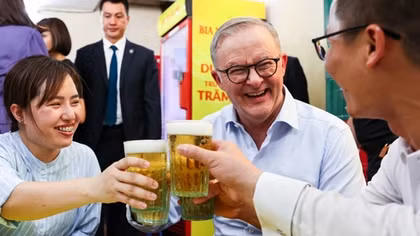 Australian PM tries Vietnamese beer in Hanoi
