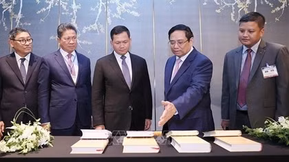 Prime Minister presents books of Party leader to Cambodian counterpart