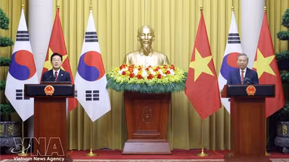 Vietnamese, RoK leaders meet press in Hanoi