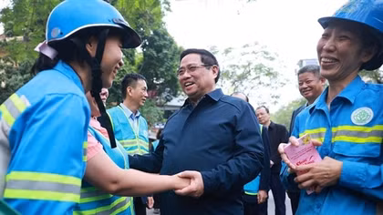 PM Pham Minh Chinh extends Tet greetings to environmental sanitation workers in Hanoi