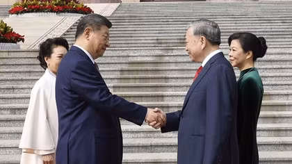 Chinese top leader hosts official welcome ceremony for Party General Secretary, State President of Vietnam