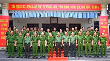 Deputy Minister Le Quoc Hung works with University of Fire Prevention and Fighting