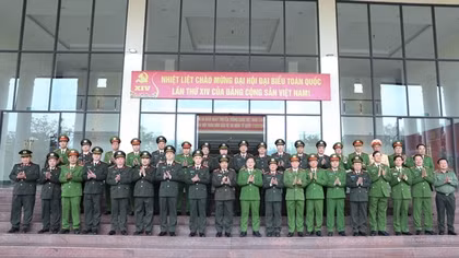 Deputy Minister Nguyen Van Long works with Son La Provincial Police Department