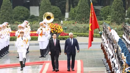 Vietnamese State President chairs official welcome ceremony for EC President