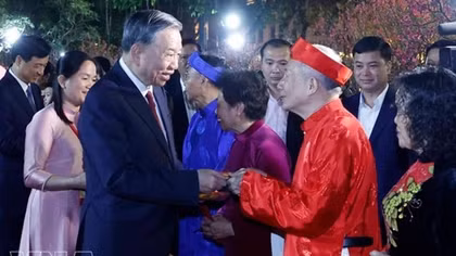 Party leader offers incense at Ly Thai To Monument, extends Tet greetings to Hanoi residents