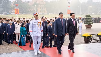 Delegates to 14th National Party Congress pay tribute to President Ho Chi Minh