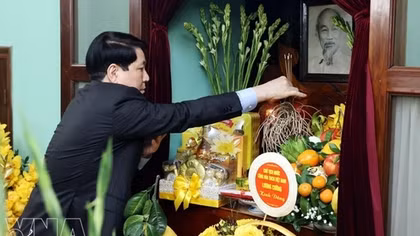State President offers incense in tribute to President Ho Chi Minh at House 67, Bac Bo Phu