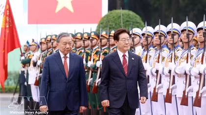 Party General Secretary, State President hosts official welcome ceremony for RoK President