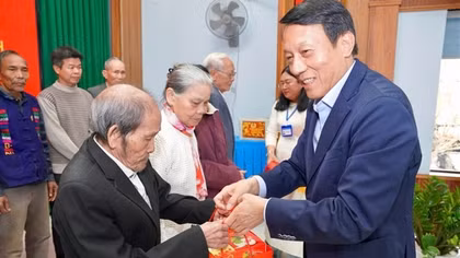Minister Luong Tam Quang presents Tet gifts to policy beneficiary families in Hue City
