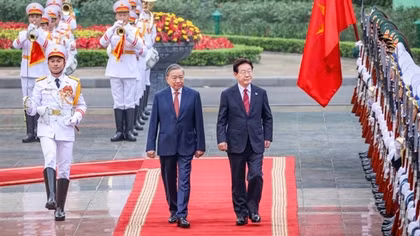 Party General Secretary, State President hosts welcome ceremony for RoK President