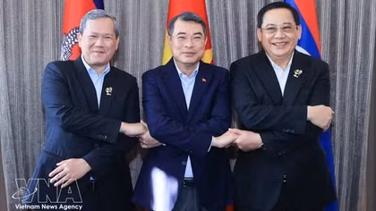 Vietnamese PM holds working breakfast with Cambodian, Lao counterparts