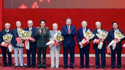 Party leader attends pre-Tet gathering with incumbent, former senior public security officers