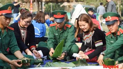 Tet gifts, chung cake made for disadvantaged people
