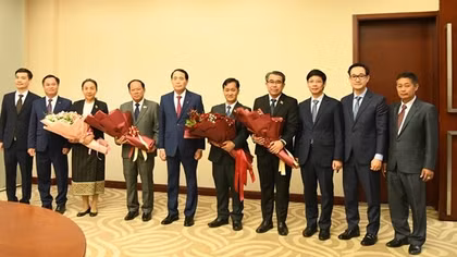 Deputy Minister Le Quoc Hung congratulates senior Lao public security officers on success of 12th LPRP's National Congress