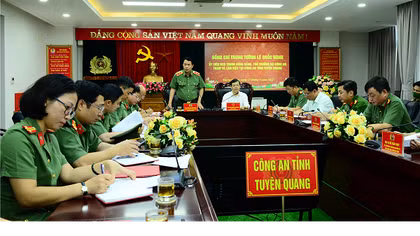 Deputy Minister Le Quoc Hung works with Tuyen Quang police