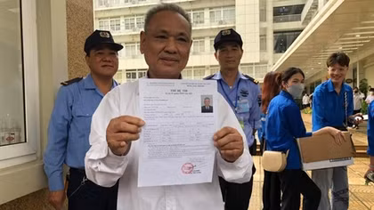 82-year-old candidate passes Vietnam's national high school graduation exam