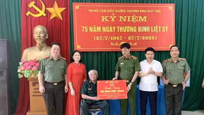 Deputy Minister Nguyen Duy Ngoc visits wounded soldiers nursing centers