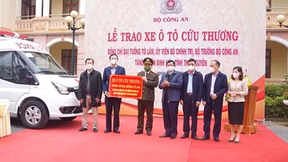 Minister of Public Security presents ambulance to Dinh Hoa district