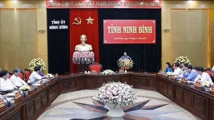 PM urges Ninh Binh to push ahead with economic restructuring