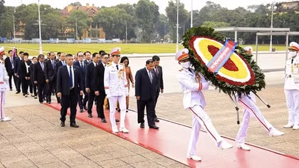 Cambodian Senate president pays floral tributes to President Ho Chi Minh