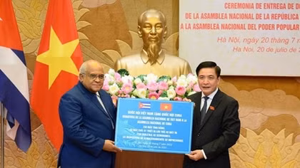 Vietnam presents IT equipment to Cuban legislature